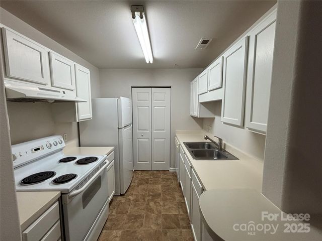 938 Plaza Walk Drive, Charlotte, NC 28215