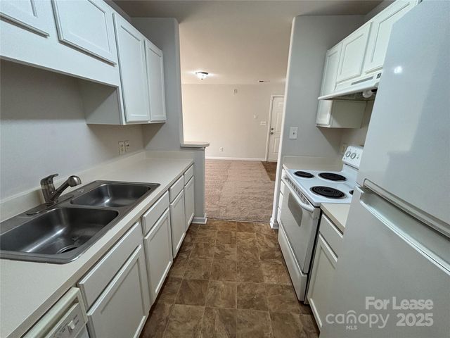 938 Plaza Walk Drive, Charlotte, NC 28215