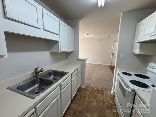 938 Plaza Walk Drive, Charlotte, NC 28215