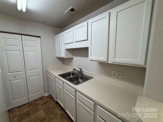 938 Plaza Walk Drive, Charlotte, NC 28215