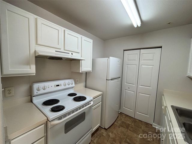 938 Plaza Walk Drive, Charlotte, NC 28215