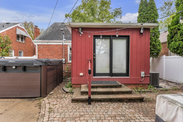 15106 White Avenue, Allen Park City, MI 48101