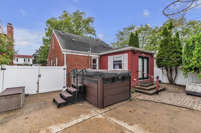 15106 White Avenue, Allen Park City, MI 48101