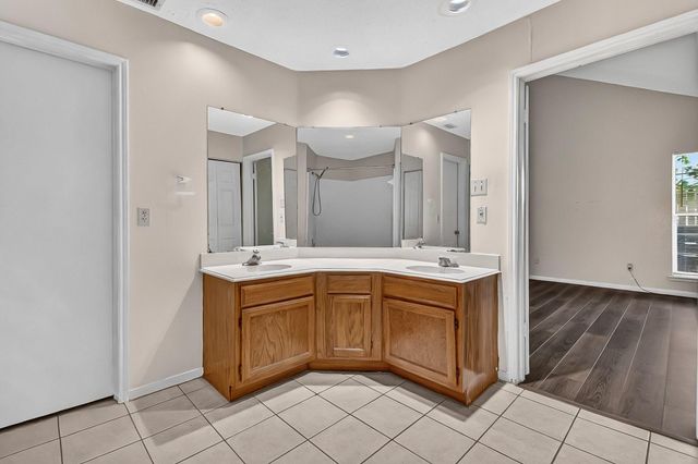 8667 Vinkins Road, Houston, TX 77071