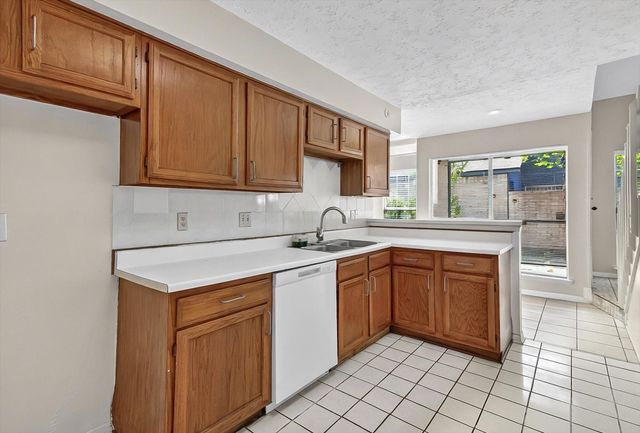 8667 Vinkins Road, Houston, TX 77071