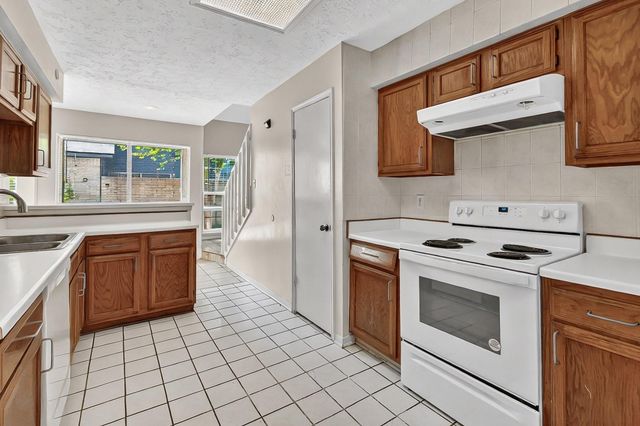 8667 Vinkins Road, Houston, TX 77071