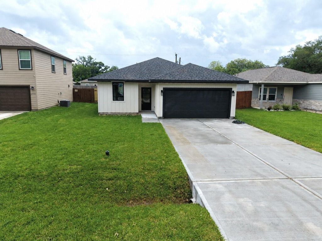 2904 5th Street, Bay City, TX 77414