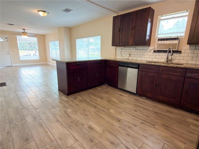 904 WASHINGTON STREET, Leesburg, FL 34748