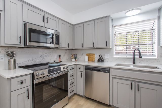 1918 Longmeadow Drive, Arlington, TX 76015