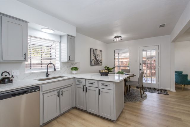 1918 Longmeadow Drive, Arlington, TX 76015