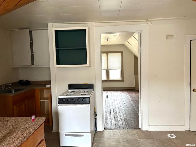 718 S FOREST Avenue, Carbondale, IL 62901