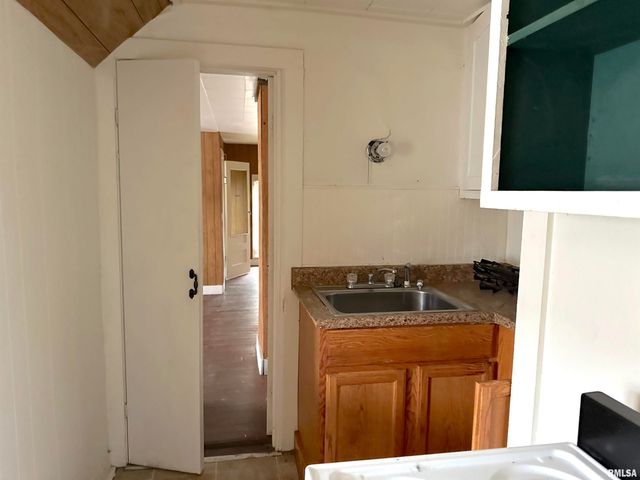 718 S FOREST Avenue, Carbondale, IL 62901