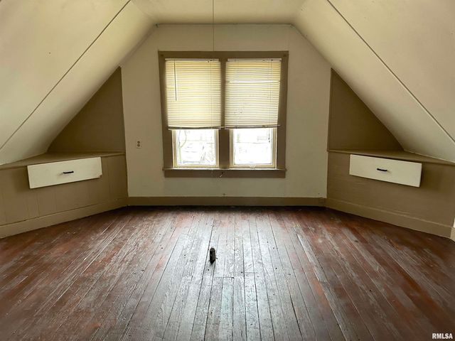 718 S FOREST Avenue, Carbondale, IL 62901