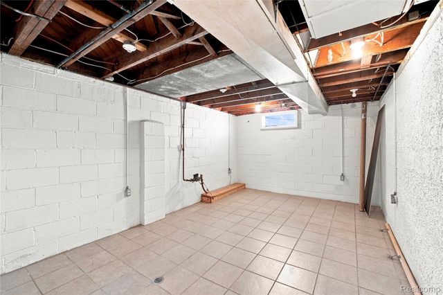 25528 Stanford Street, Dearborn Heights, MI 48125