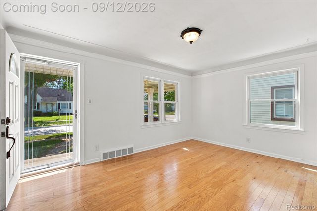 25528 Stanford Street, Dearborn Heights, MI 48125