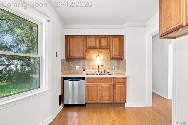 25528 Stanford Street, Dearborn Heights, MI 48125