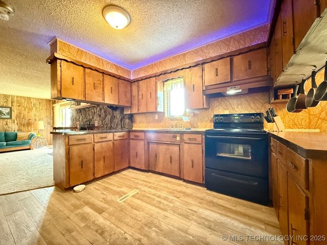 18411 S Lake Region Road, Hulbert, OK 74441