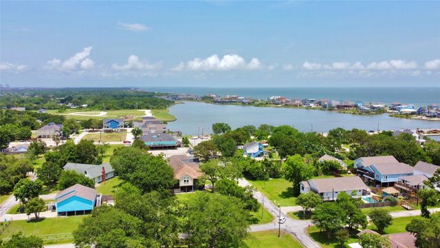 1716 Dolphin Drive, Seabrook, TX 77586