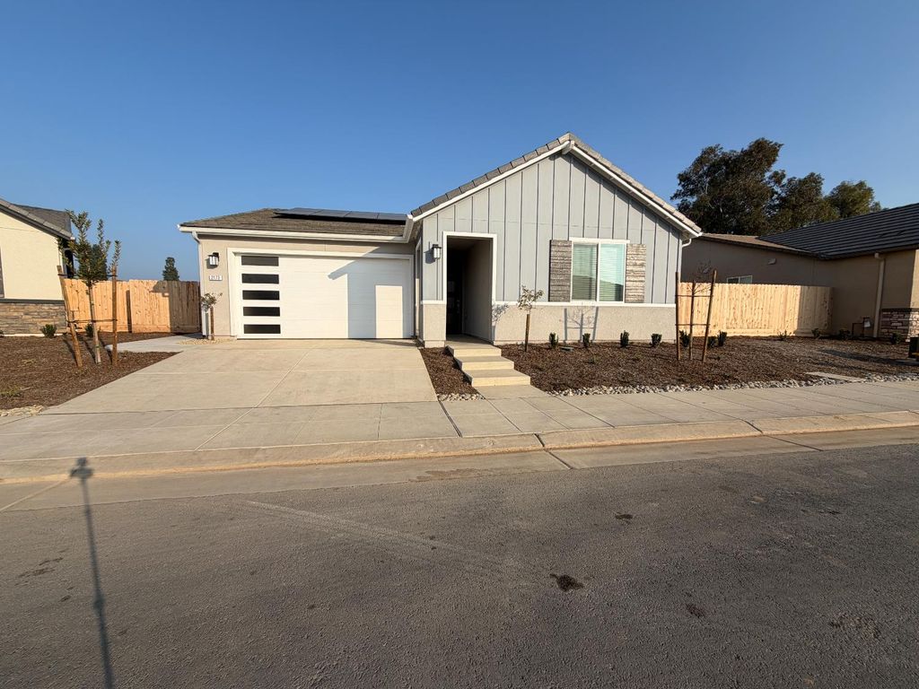 Image 1 of property listing at 2173 N Renn Avenue, Clovis, CA 93619