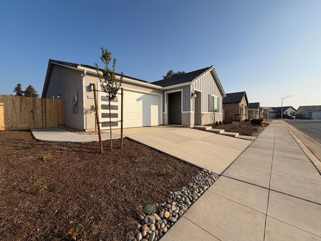 Image 2 of property listing at 2173 N Renn Avenue, Clovis, CA 93619