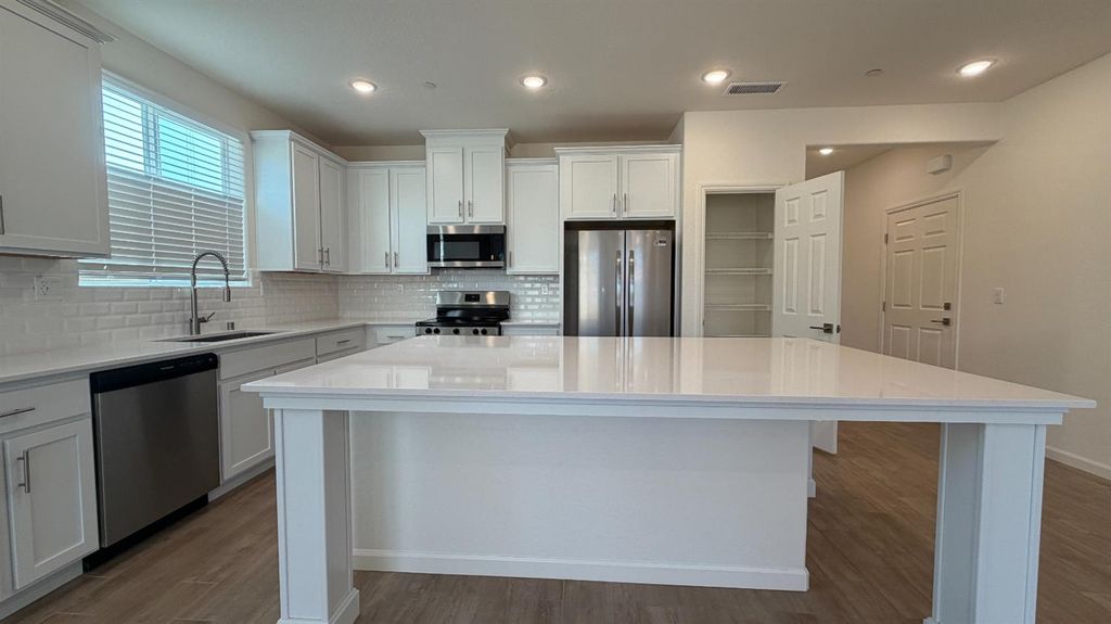 Image 3 of property listing at 2173 N Renn Avenue, Clovis, CA 93619