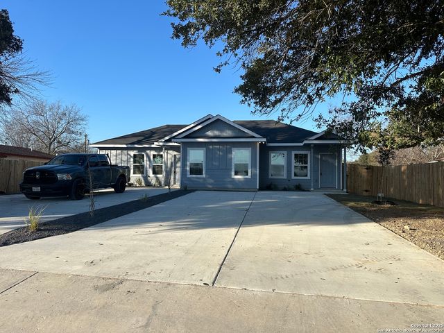 810 E Baxter St, Seguin, TX 78155