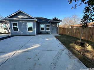 810 E Baxter St, Seguin, TX 78155