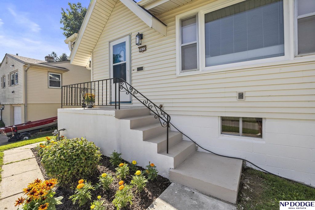 5613 Grand Avenue, Omaha, NE 68104
