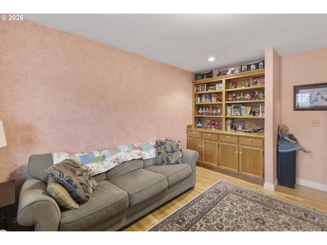 2745 Ne KELLY Pl, Gresham, OR 97030
