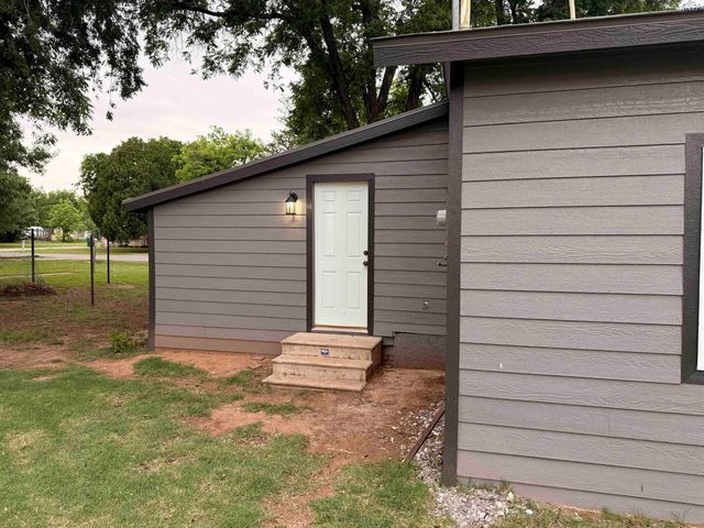 510 N PACIFIC AVENUE, Iowa Park, TX 76367