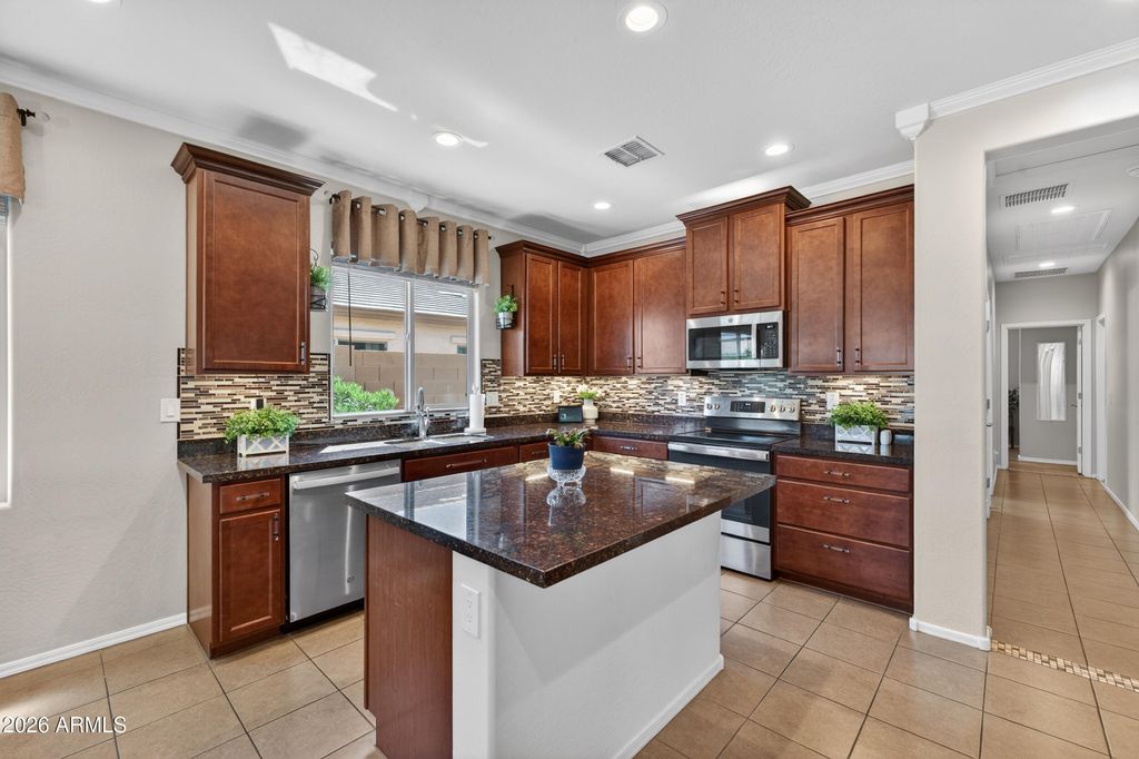 Image 14 of property listing at 18612 W MOUNTAIN VIEW Road, Waddell, AZ 85355