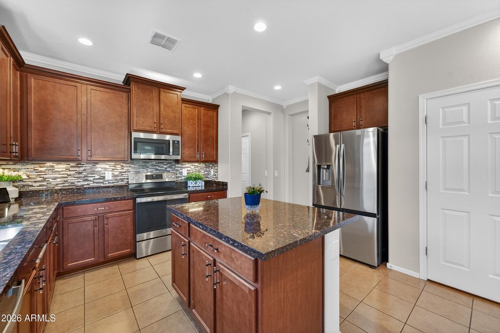 Image 16 of property listing at 18612 W MOUNTAIN VIEW Road, Waddell, AZ 85355