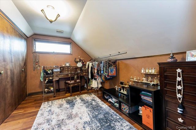 33 W Lakeland Street, Bay Shore, NY 11706