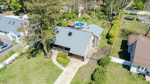 33 W Lakeland Street, Bay Shore, NY 11706