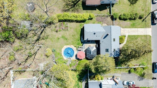 33 W Lakeland Street, Bay Shore, NY 11706