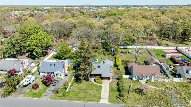 33 W Lakeland Street, Bay Shore, NY 11706