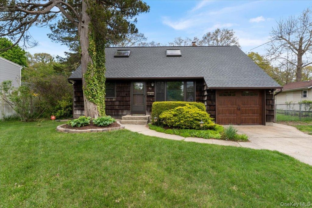 33 W Lakeland Street, Bay Shore, NY 11706