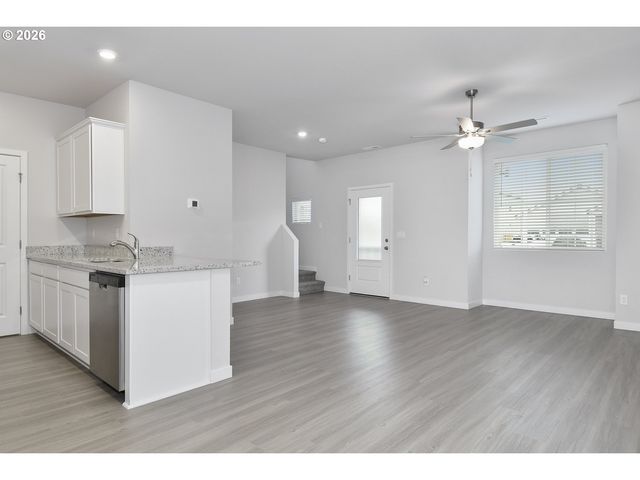 1285 PARKSIDE Ave, Woodburn, OR 97071