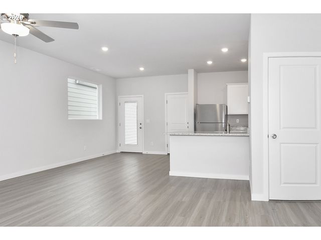 1285 PARKSIDE Ave, Woodburn, OR 97071