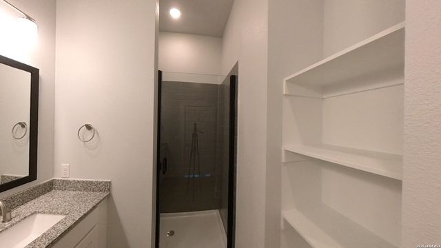 330 E Carson St Apt 2102, San Antonio, TX 78208