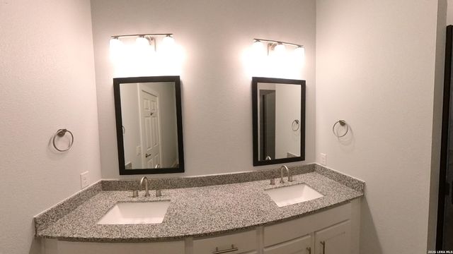 330 E Carson St Apt 2102, San Antonio, TX 78208