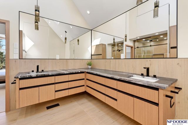 741 N 89th Plaza, Omaha, NE 68114