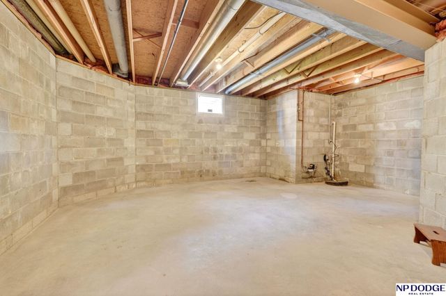 741 N 89th Plaza, Omaha, NE 68114