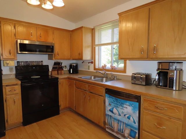 1001 Lincoln Circle, Braham, MN 55006