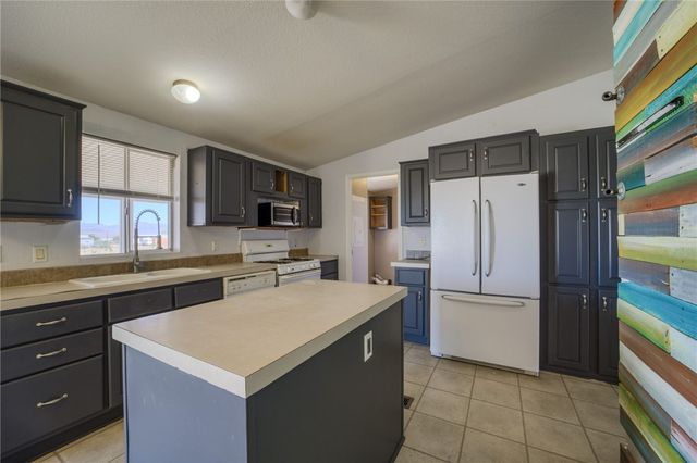 596 S Emery Park Road, Golden Valley, AZ 86413