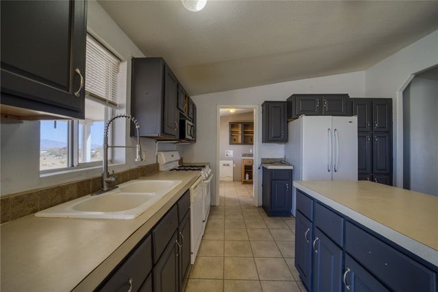 596 S Emery Park Road, Golden Valley, AZ 86413