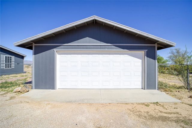 596 S Emery Park Road, Golden Valley, AZ 86413