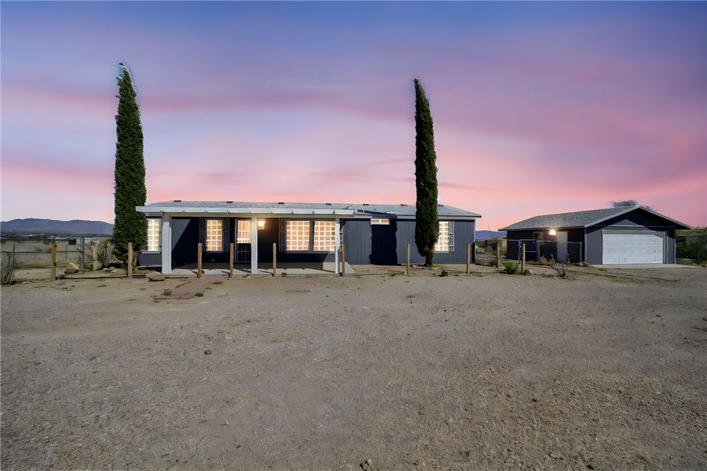 596 S Emery Park Road, Golden Valley, AZ 86413