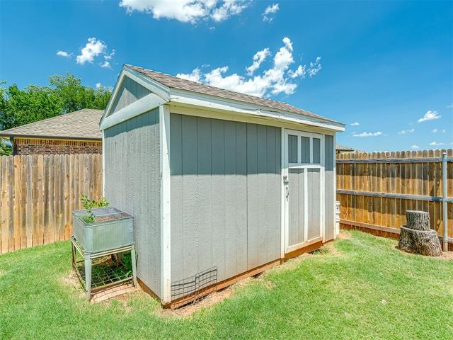 300 Mountain Laurel Way, Noble, OK 73068