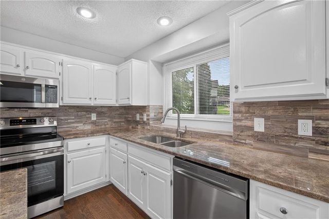 6529 NW Hidden Valley Road, Kansas City, MO 64152